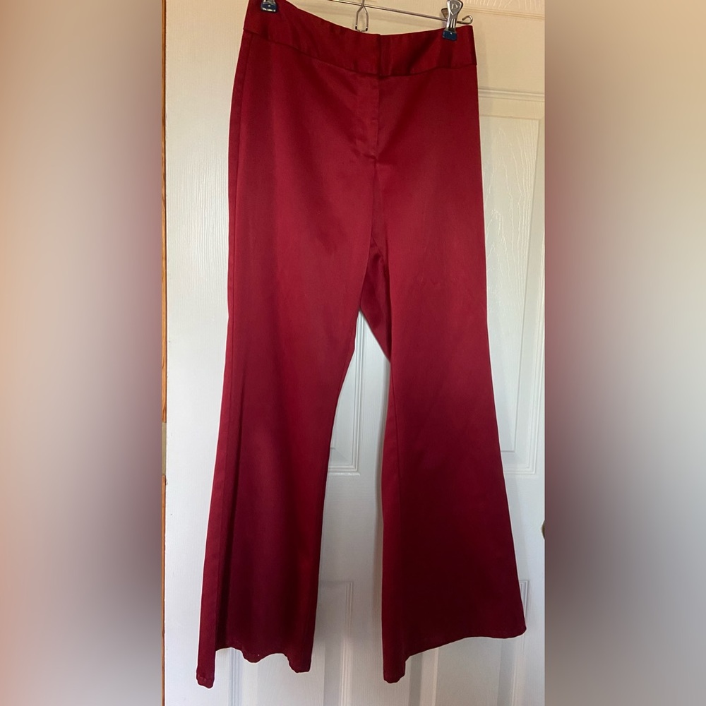 High-Waisted Flared Red Satin Pants – Size 4 💛🌙✨